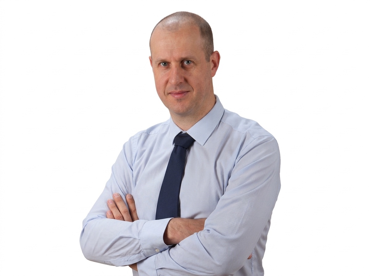 dr n. med. Konrad Malinowski — portret w koszuli, specjalista ortopedii i traumatologii